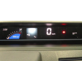 デジタルメーターのレイアウトを最適化しました。運転時のストレスを軽減し安全・安心な運転へ貢献します。