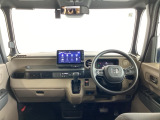 運転席は、大きな座面と包み込むような背もたれがドライバーの身体全体をしっかり支えます。上質なシート素材と座り心地のよいクッションを採用し、長時間の運転やコーナーの多い道も快適です