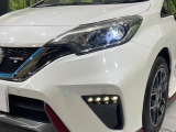 【LEDヘッドライト】悪天候や夜間走行時も良好な視界を確保し安心して運転できる高輝度LEDヘッドライトを装備!点灯速度が早く、消費電力も抑えられています。