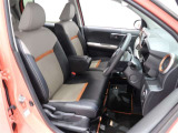 運転席はアームレスト付のベンチシートでシートヒーターが付いており寒い日でも暖かです!