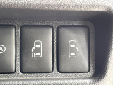 【両側パワースライドドア】スマートキーや運転席のスイッチで後席両側スライドドアの開閉が可能♪電動だから力を入れてドアを開ける必要が無く、小さなお子様でも簡単に開け閉めでき快適です♪
