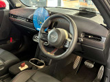 MINIの内装はとにかく『円』に拘ったデザインコンセプトが一目で伝わってきます。これほど円形に拘った車は他に御座いません。伝統のデザイン、トグルスイッチなど遊び心のある内装で御座います。