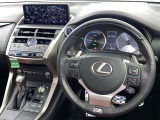 運転席まわりです。 各操作スイッチは使いやすい位置に配置されてます。