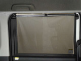 セカンドシートの窓ガラスには日よけのシェードを装備しています。強い日差しのカットに、プライバシー対策としても重宝します。