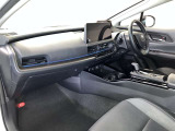 シックな色使いの運転席周りですね。すっきりとしたデザインで上品な色使いです。居心地の良い運転席、長く座ってられるリラックスできるデザインがいいですね。