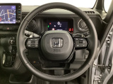 オーディオのチャンネル変更やボリュームなどの操作スイッチの他に、レフトセレクターホイールがついています。中央部を指先で上下に動かすことで、マルチインフォメーション・ディスプレイの各表示が確認できます。