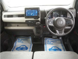 運転にかかわる様々な操作を安全に行えるように視点移動が少なく、操作性に配慮されたスイッチ類が凝縮されたコクピットです。