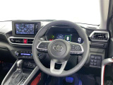 運転席まわりです。 各操作スイッチは使いやすい位置に配置されてます。