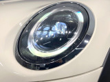 ●LEDヘッドライト:夜間走行時も良好な視界を確保し安心して運転できる高輝度LEDヘッドライトを装備!点灯速度が早く、消費電力も抑えられています。