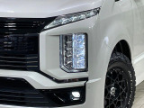 【LEDヘッドライト】悪天候や夜間走行時も良好な視界を確保し安心して運転できる高輝度LEDヘッドライトを装備!点灯速度が早く、消費電力も抑えられています。