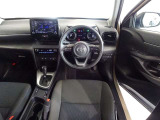 革巻きステアリングで快適な操作性の運転席です。