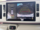 全周囲や後方確認に便利で安全な全方位型モニターとバックカメラも装備しています。
