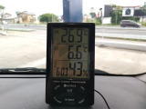 車内で測定された温度計の表示画面を捉えたカットです。エアコン効き具合のチェック済みですので、表示されている外気温との差を画像よりご確認ください。