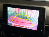 【バックカメラ】駐車時に後方がリアルタイム映像で確認できます。大型商業施設や立体駐車場での駐車時や、夜間のバック時に大活躍!運転スキルに関わらず、今や必須となった装備のひとつです!