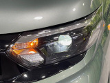 【LEDヘッドライト】悪天候や夜間走行時も良好な視界を確保し安心して運転できる高輝度LEDヘッドライトを装備!点灯速度が早く、消費電力も抑えられています。