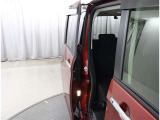 両側パワースライドドア付きだから、狭い駐車スペースなどでの 乗り降りラクラク!小さなお子さまのいるご家庭には嬉しい装備。