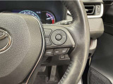 レーダークルーズコントロールを搭載しております。前車との距離をレーダーで測り一定の車間距離とスピードを保つとても便利な機能です。高速道路で楽に安心安全です!