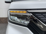 【LEDヘッドライト】悪天候や夜間走行時も良好な視界を確保し安心して運転できる高輝度LEDヘッドライトを装備!点灯速度が早く、消費電力も抑えられています。