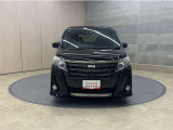 お車購入のポイントとなるフロントマスクです!シャープな目つきが印象的なデザインのヘッドランプです。