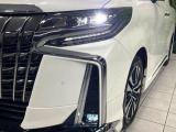 【LEDヘッドライト】悪天候や夜間走行時も良好な視界を確保し安心して運転できる高輝度LEDヘッドライトを装備!点灯速度が早く、消費電力も抑えられています。