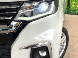 【LEDヘッドライト】悪天候や夜間走行時も良好な視界を確保し安心して運転できる高輝度LEDヘッドライトを装備!点灯速度が早く、消費電力も抑えられています。