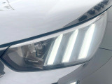 ●LEDヘッドライト:夜間走行時も良好な視界を確保し安心して運転できる高輝度LEDヘッドライトを装備!点灯速度が早く、消費電力も抑えられています。