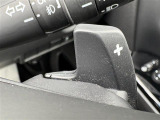 【パドルシフト(AT車)】MT車と同じように好きなギアで走ることができます!ステアリングから手を離さずに指先だけでシフト操作ができ、よりスポーティな走りをお楽しみいただけます。
