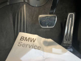【ペダル】BMWはオルガン式アクセルペダルを採用しています。踏み込む足とペダルが同じ軌跡を描くため、かかとがずれにくく、アクセルコントロールがよりしやすくなるメリットがあります。