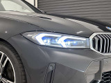 アダプティブLEDヘッドライトはステアリングを切った方向を照らします。