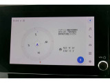 大画面10.5インチ。センター通信型コネクティッドナビの対応に加え、通信が途切れて万一保持する地図情報の外に出てしまった場合でも、続けてナビ機能が利用できる車載ナビ機能も搭載しています。