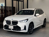 ワイドにデザインされたBMWキドニーグリルとシャープなLEDヘッドライトが、現行X3らしい力強いフロントフェイスを演出しています。