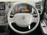 インテリアに合わせたデザインのステアリングは、運転される方のことも考え、運転しやすい形状、大きさです。是非一度、実際に触ってお確かめください。