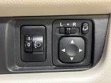【電動格納ミラー】サイドミラーは電動格納式となっており、狭い駐車場でもキズがつくリスクを抑えられます。