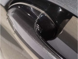 BMWのミラーは車種によって異なりますがレーンチェンジウォーニングが装備されております。詳しくは当店スタッフまでお問い合わせくださいませ。