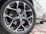 ●純正18インチアルミホイール:輸入車ならではの卓越した走りを支えるホイールと足回りです!日本車の走りに慣れている方にもぜひ体感して頂きたいほど、高いレベルでまとまっています!