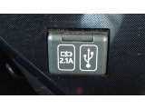 充電用USB端子付き。スマートフォンなどの充電に便利です。