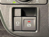 指先だけで簡単に操作が可能な電動パーキングブレーキを採用。「HOLD」スイッチを押すと、渋滞や信号待ちなどでブレーキペダルから足を離しても、ブレーキを保持するので安心です