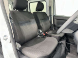 シンプルながら機能性あふれる運転席廻りです。視界性もよく、運転しやすいですよ。