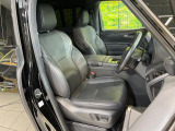 運転席まわりには十分なスペースがあり、大柄な方でもゆったり運転していただける環境です。
