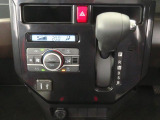 オートエアコンで暑い夏も寒い冬も快適な車内で運転出来ます。