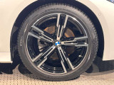 【BMWアロイホイル】軽量かつ強度に拘ったアロイホイル。走行性能ポテンシャルを引き出す設計。車の足元を引き締めてくれる大きなポイントはアロイホイルです。
