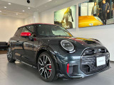 MINIのフロントグリルのデザインはイギリスで生まれた当初から、シルバーのサイドバーが折り重なった伝統的なデザインで御座います。その伝統はBMWのお車になってからでも少しずつ形を変えて守られております