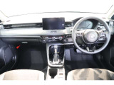 操作性に優れた運転席となります!小物入れや各ボタンの配置にこだわり、使いやすいです!座り心地もよく視認性も良好なのでロングドライブもお任せ下さい!