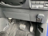 駐車ブレーキは指で操作する電動式です