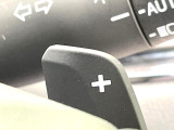 【パドルシフト】ハンドルから手を離さずに素早くシフトアップ&ダウンができるので、エンジンブレーキを使う下り坂や高速道路の合流で加速したい場面で役立ちます。