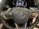 オーディオや運転支援機能などを手元で操作できるステアリングスイッチ。操作時の視線移動が少なく、安全にも貢献します。