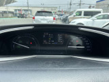 スッキリしたデザインのメーターは運転時の視線移動が少なくて済むので、安全性にも一役かってくれます。昼間でも見やすいメーターです。