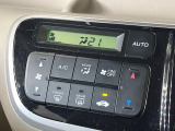 【オートエアコン】一度お好みの温度に設定すれば、車内の温度を検知し風量や温度を自動で調整。暑い&hellip;寒い&hellip;と何度もスイッチ操作をする必要はありません。快適な車内空間には必須の機能ですね♪