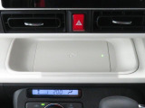 ワイヤレス充電機能 Qi がインパネセンタートレイにあり便利です。