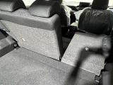 リアシート分割可倒式なので人も乗れて荷物も積めます